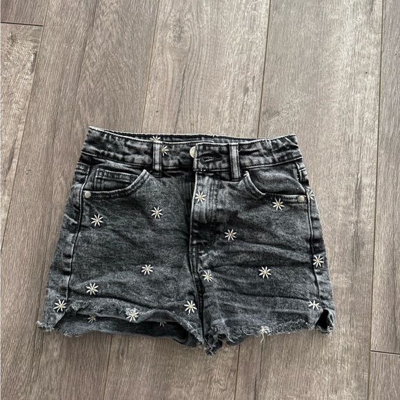 Black distressed daisy cut off Jean shorts girls 7/8 - Picture 1 of 3